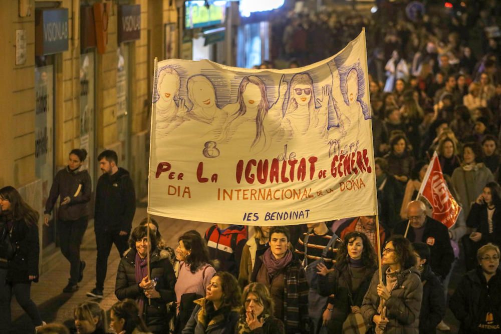 Mallorcas Frauen protestieren zu Tausenden