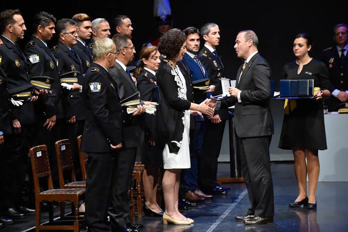 Entrega de Honores y distinciones por el día de ...