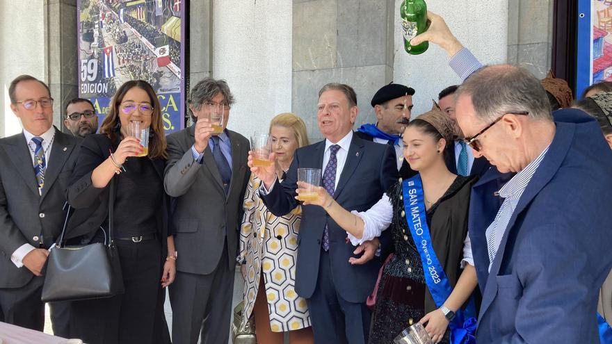 El alcalde de Oviedo &quot;satisfecho y feliz&quot; por el éxito de San Mateo: &quot;No hay sillas donde sentarse&quot;