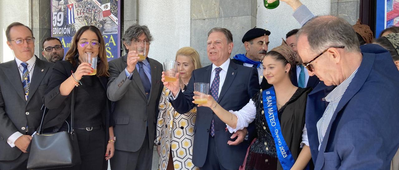 El alcalde de Oviedo "satisfecho y feliz" por el éxito de San Mateo: "No hay sillas donde sentarse"