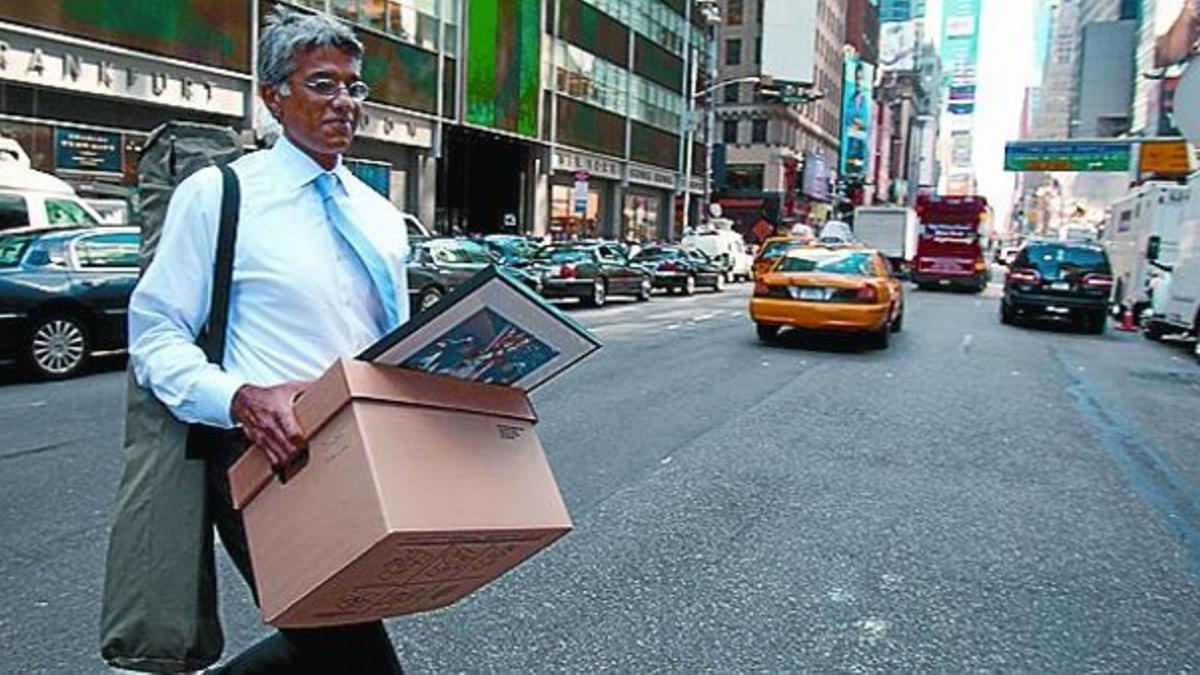 Un empleado de Lehman Brothers saca una caja de las oficinas.