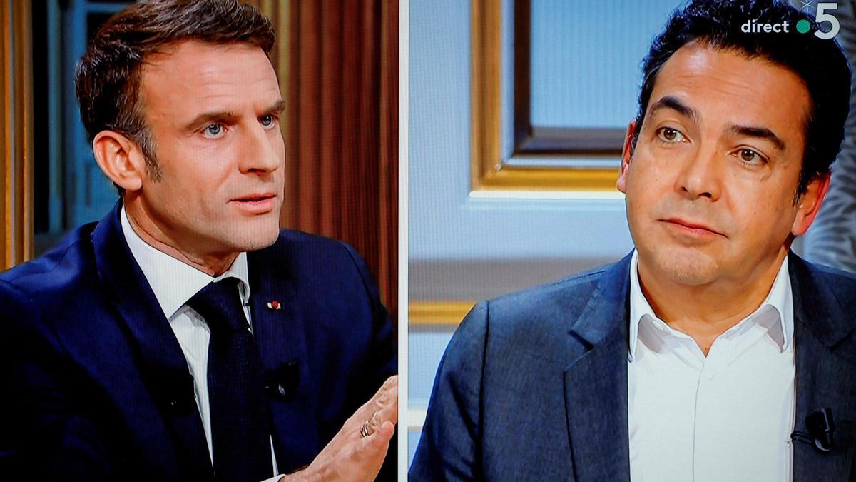 Emmanuel Macron con el presentador de la cadena France5.