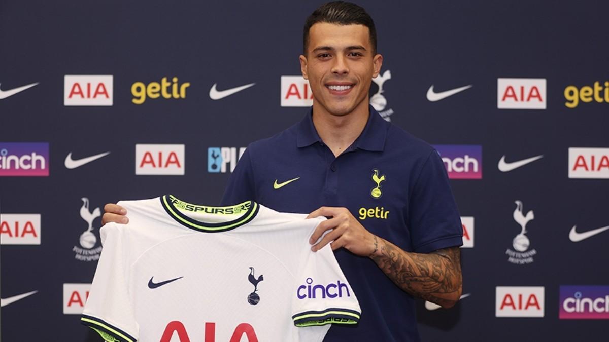 Pedro Porro posa con la camiseta del Tottenham
