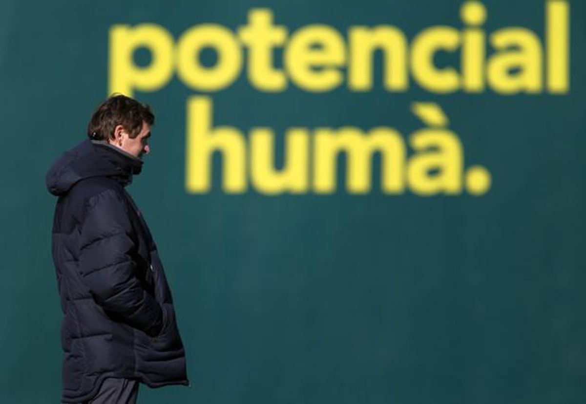 Tito Vilanova junto a un mural de la Ciutat Esportiva.