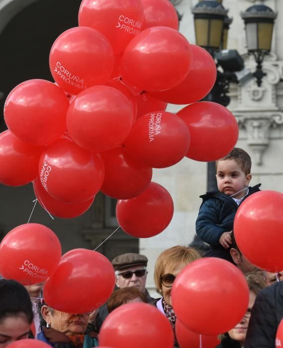 Suelta de globos rojos en María Pita para conmemorar la efeméride.