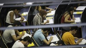 Estudiantes de selectividad en la Universitat Pompeu Fabra (UPF) el pasado junio.