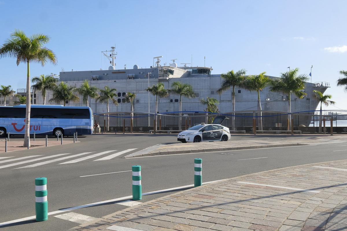 Imagen de archivo de un catamarán de la Marina de EEUU en el Muelle Sanapú detrás del vallado