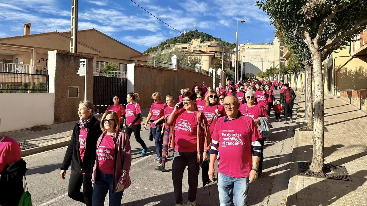 Decenas de vecinos de l&#039;Alcora han caminado contra el cáncer.