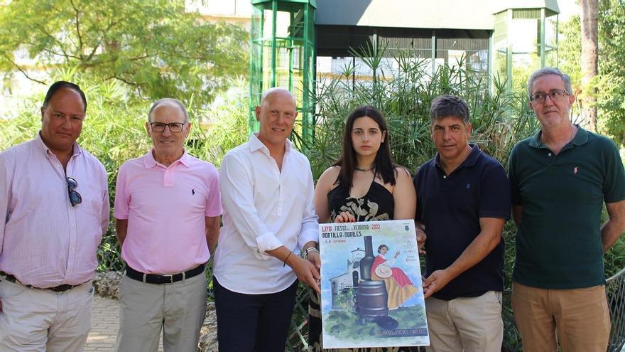 La autora del cartel, Alba Carrasco, junto a los organizadores de la fiesta.