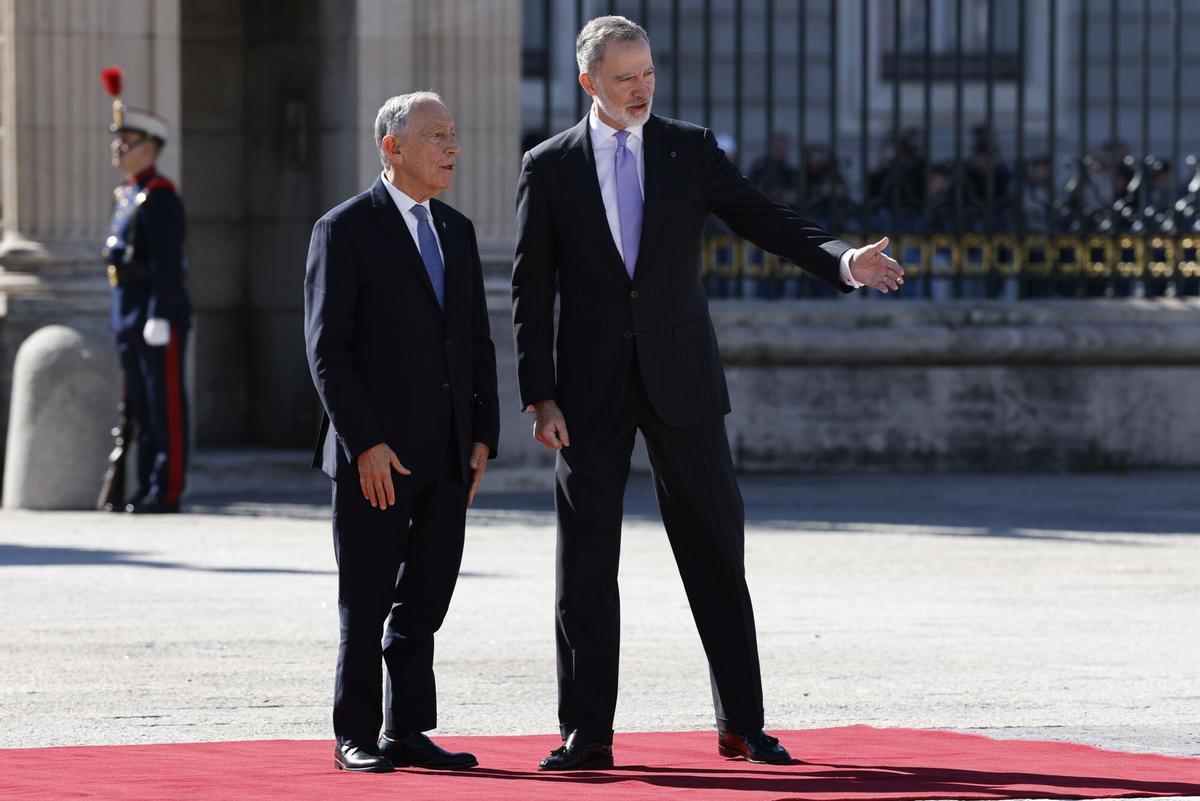 Felipe IV recibe al presidente de Portugal, Marcelo Rebelo de Sousa, este viernes en la plaza de la Armería del Palacio Real. VI para posteriormente asistir a un almuerzo ofrecido en su honor en el Palacio Real. EFE/Chema Moya