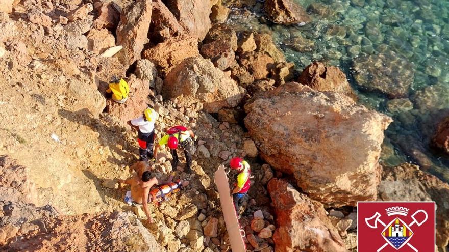 Rescatan a un joven herido tras caer por un acantilado cuando escapaba de un banco de medusas en Ibiza