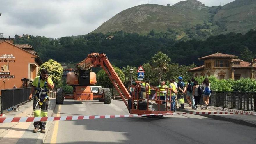 Obras en la calle de Constantino González, cortada.