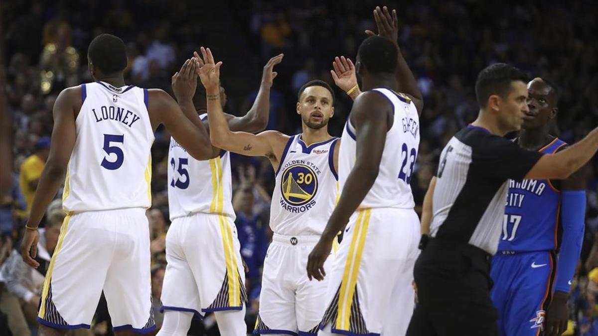 Stephen Curry celebra con sus compañeros una buena acción en los días felices de los Warriors.