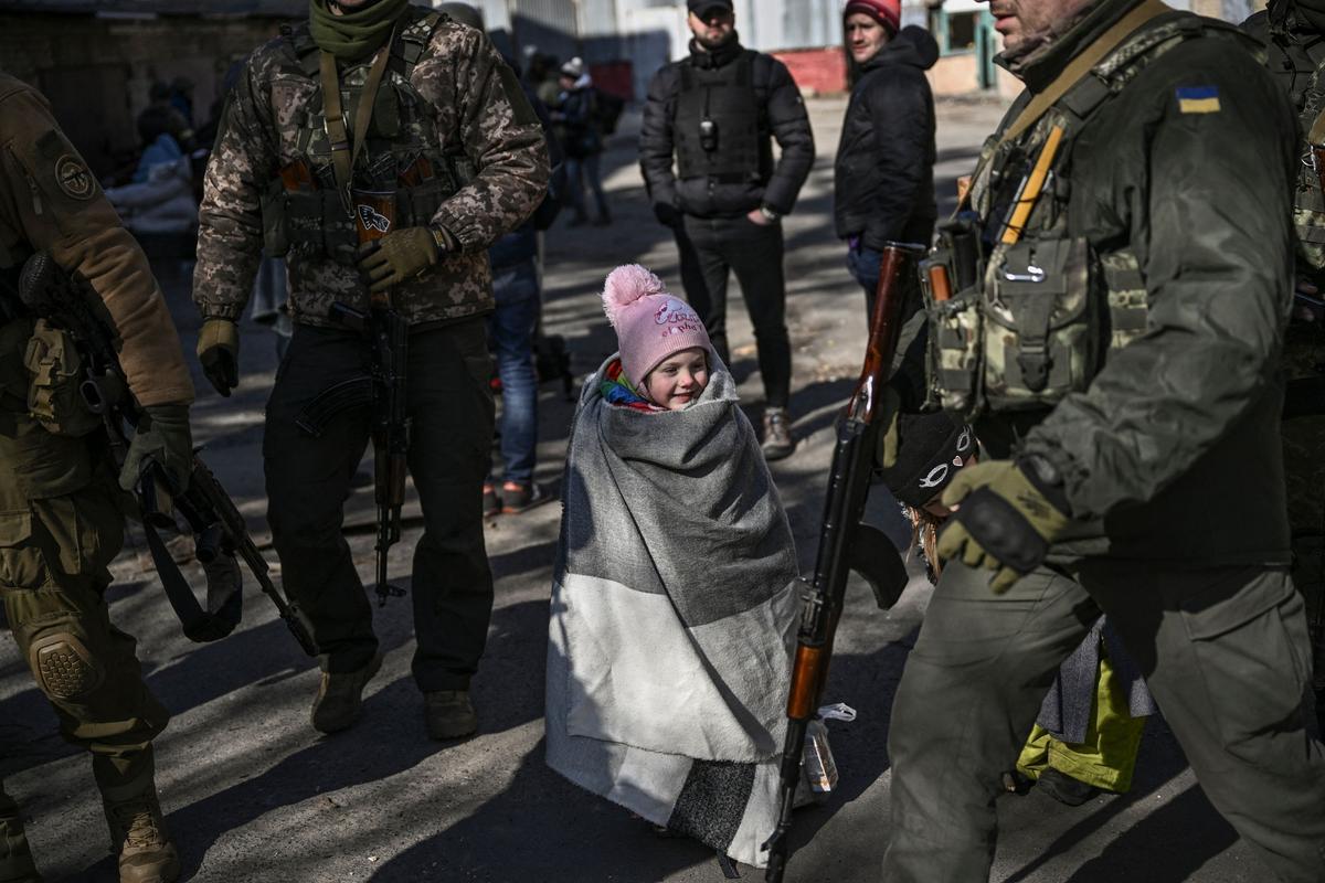 Un niño espera ser evacuado de la ciudad de Irpin, al norte de Kiev, el 10 de marzo de 2022