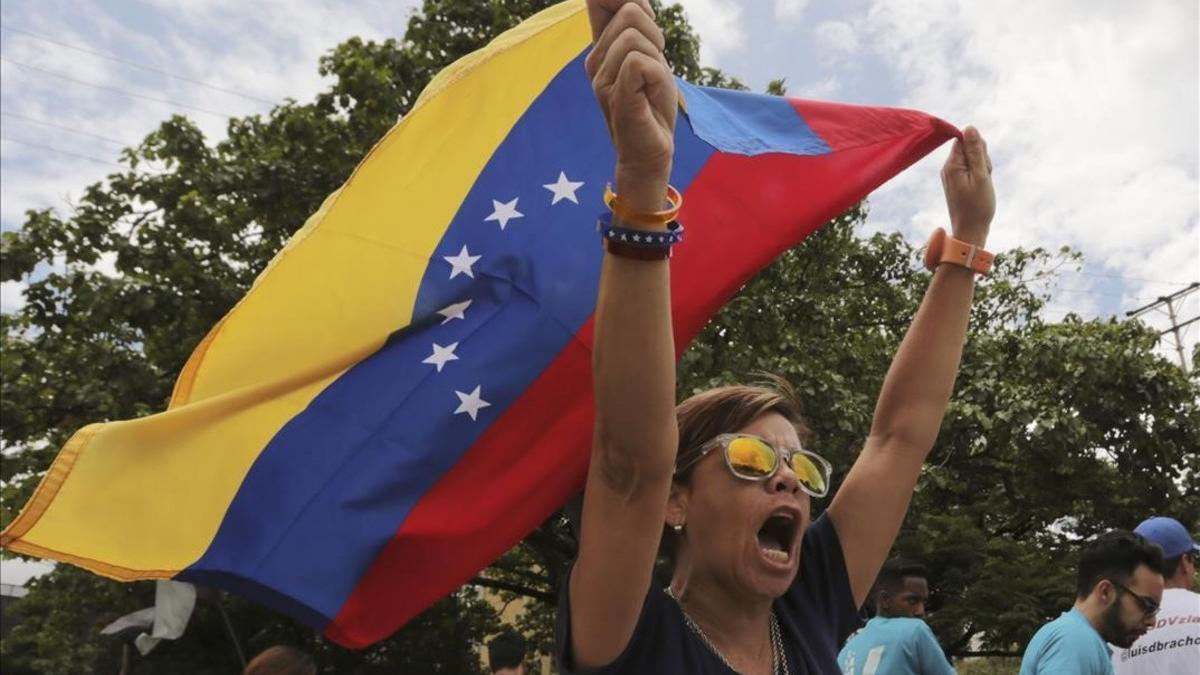 Una detractora de Maduro protesta contra la victoria electoral del dirigente.