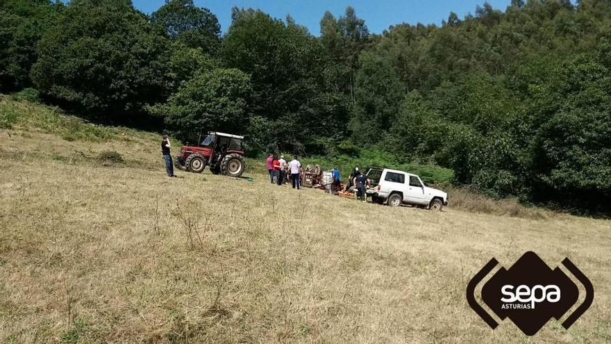 Las primeras asistencias al vehículo accidentado.