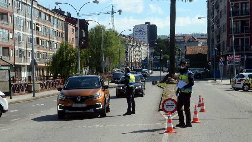 Uno de los controles de la Policía Local de Vilagarcía en la avenida de Rodrigo de Mendoza. // Noé Parga