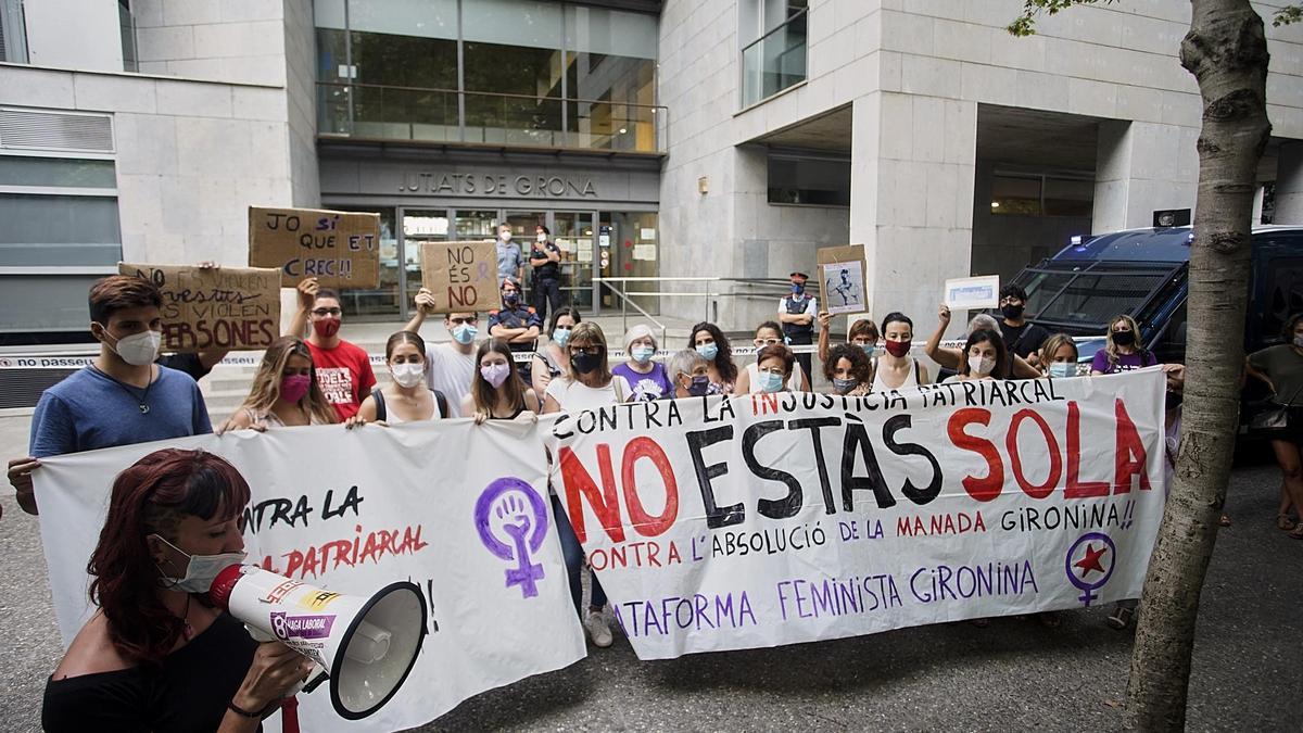 Concentració als jutjats de Girona contra la sentència d’una violació múltiple, foto d’arxiu.