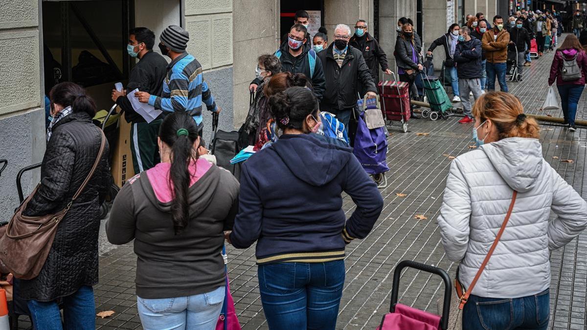 Barcelona 18 12 2020 SOCIEDAD   Colas del hambre en la parroquia de Sant Isidre  Nos avisan de que hay una fila de gente esperando para recoger comida que da la vuelta a la manzana  Carrer d urgell 178 entre Provenca i Mallorca  AUTOR  Manu Mitru