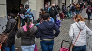 Barcelona 18 12 2020 SOCIEDAD   Colas del hambre en la parroquia de Sant Isidre  Nos avisan de que hay una fila de gente esperando para recoger comida que da la vuelta a la manzana  Carrer d urgell 178 entre Provenca i Mallorca  AUTOR  Manu Mitru