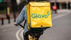 Archivo - Un rider de Glovo