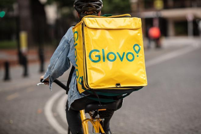 Archivo - Un rider de Glovo