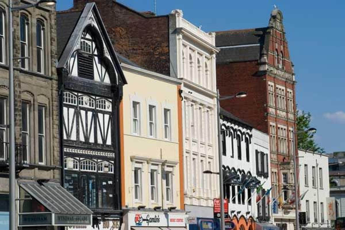 St Mary's Street es la calle principal de Cardiff