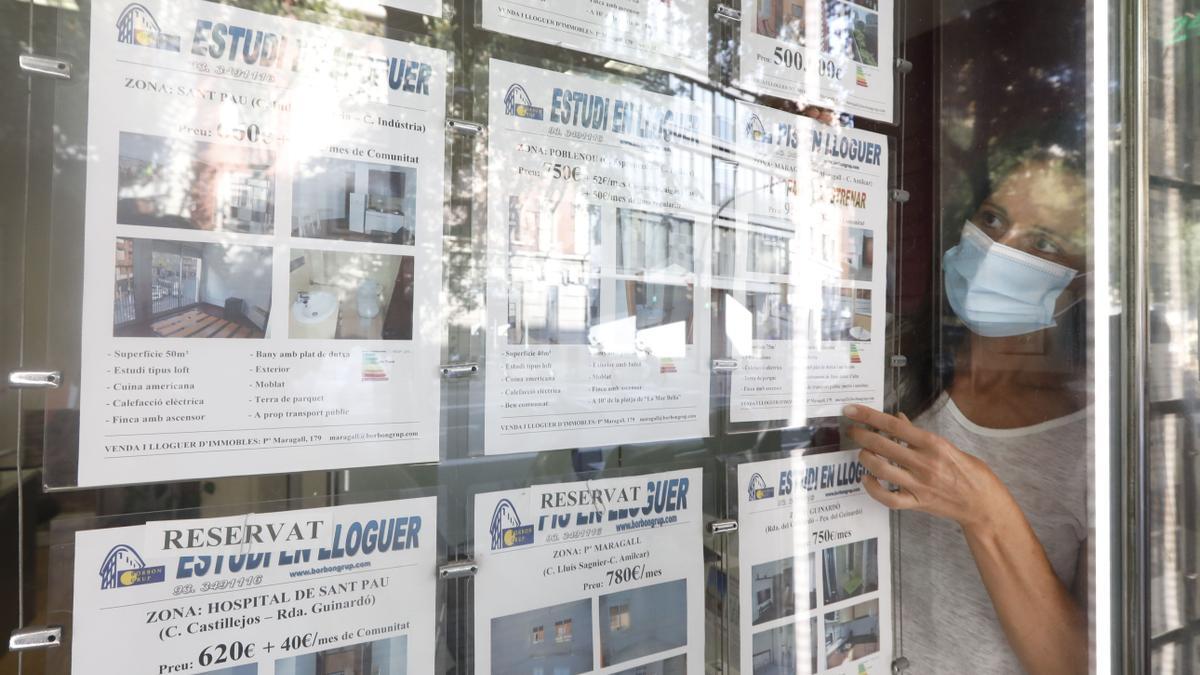 Viviendas de alquiler anunciadas en una inmobiliaria de Barcelona.