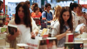 Fotografía de archivo de asistentes a la Feria Internacional del Libro de Buenos Aires. EFE/David Fernández