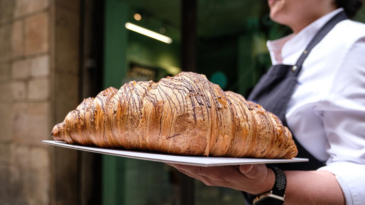 Menjar XXXL: des de croissants d’un quilo fins a ‘burgers’ mida taula