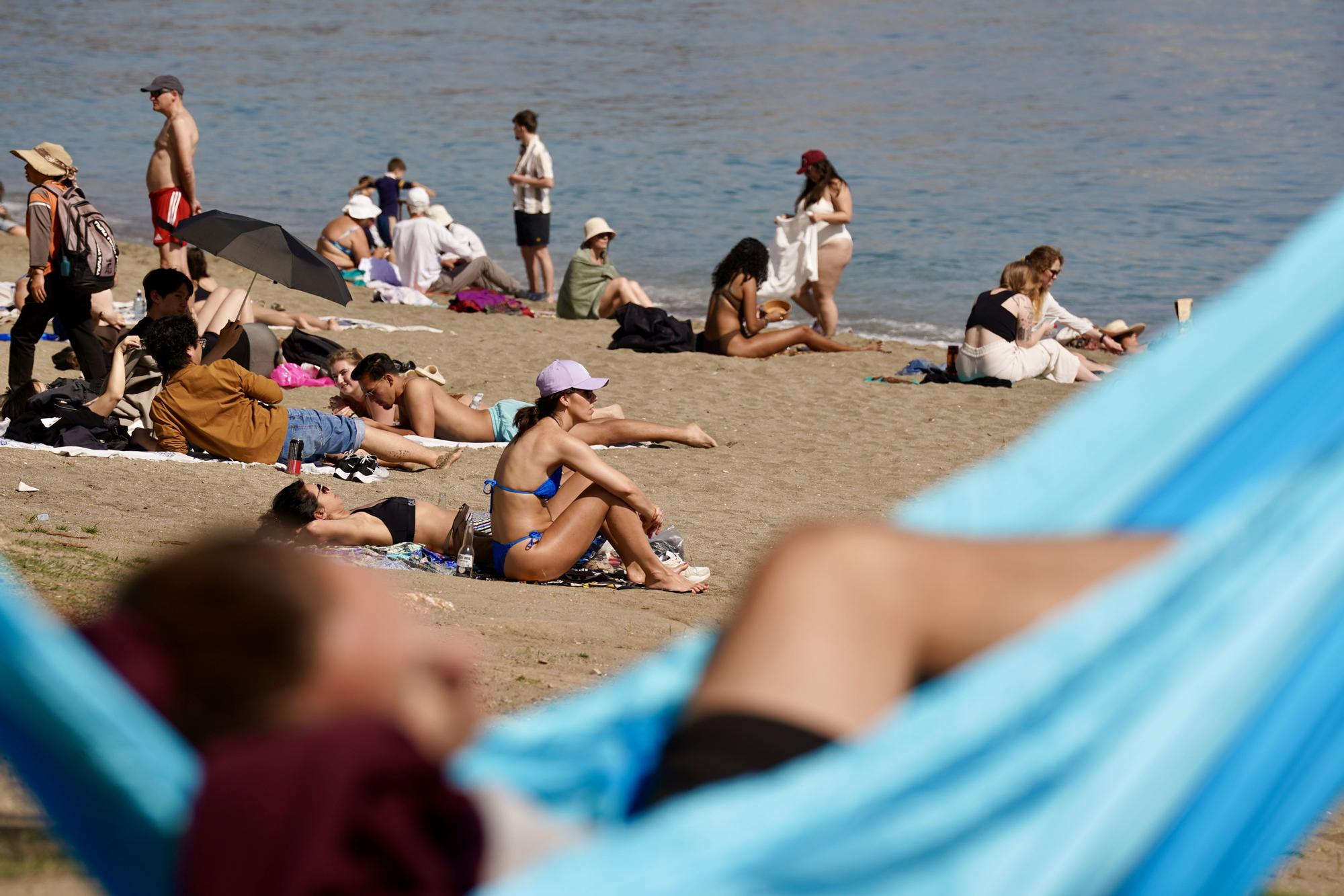 Malagueños y turistas toman el sol en la playa de la Malagueta, el 14 de marzo.