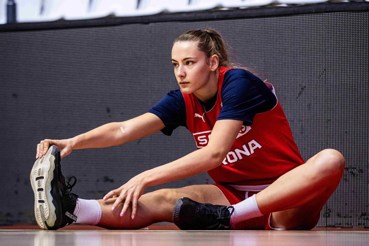 Axelle Merceron se ejercitó este viernes con el equipo por primera vez y este sábado podría tener sus primeros minutos