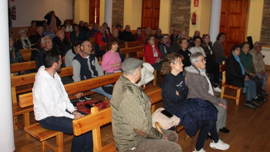 Vecinos de la Culebra en la conferencia de Román Rodríguez en Villardeciervos | ARACELI SAAVEDRA