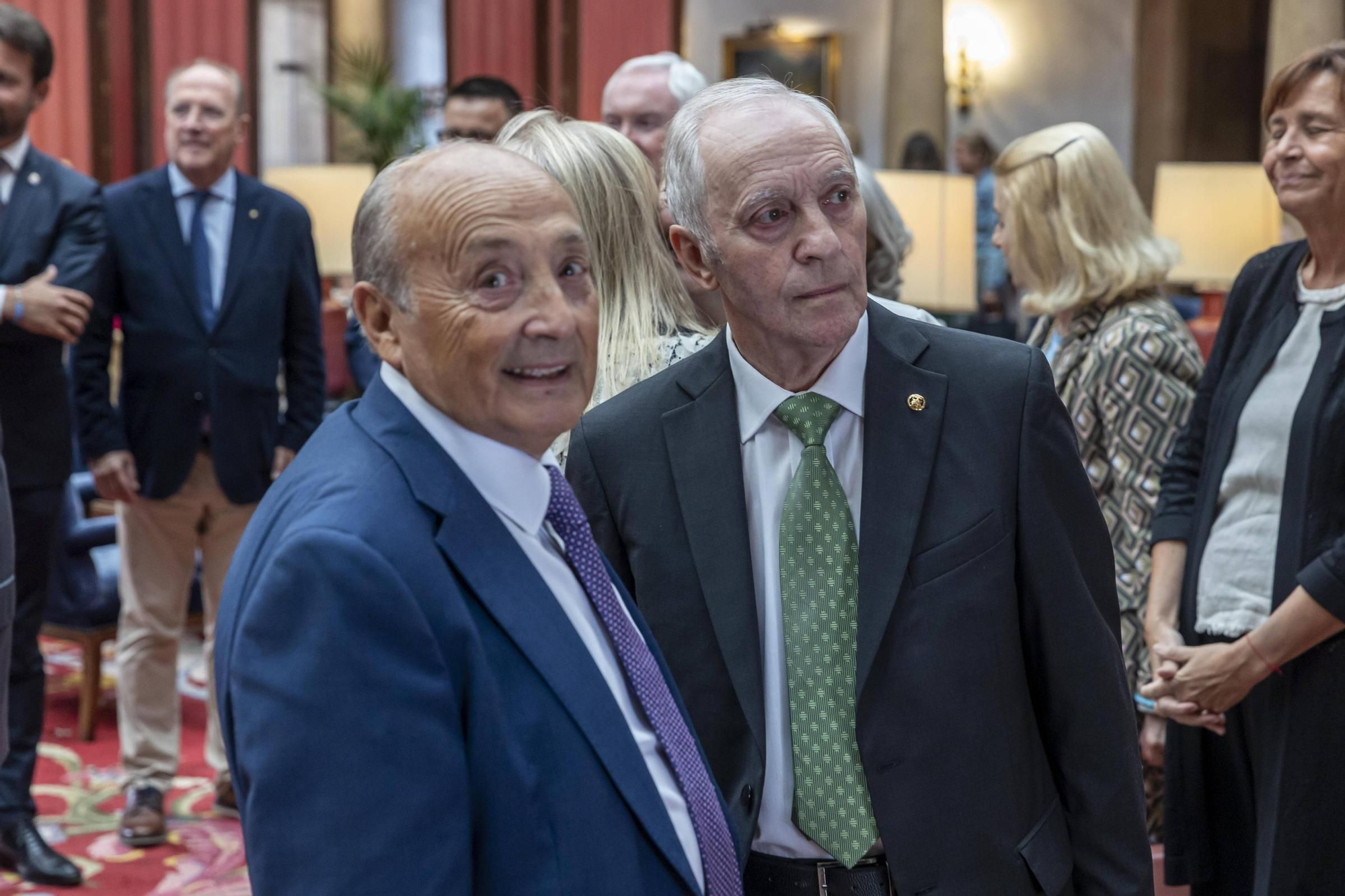 La Asociación Día de Galicia en Asturias entrega su medalla de oro a Adrián Barbón y Carmen Moriyón