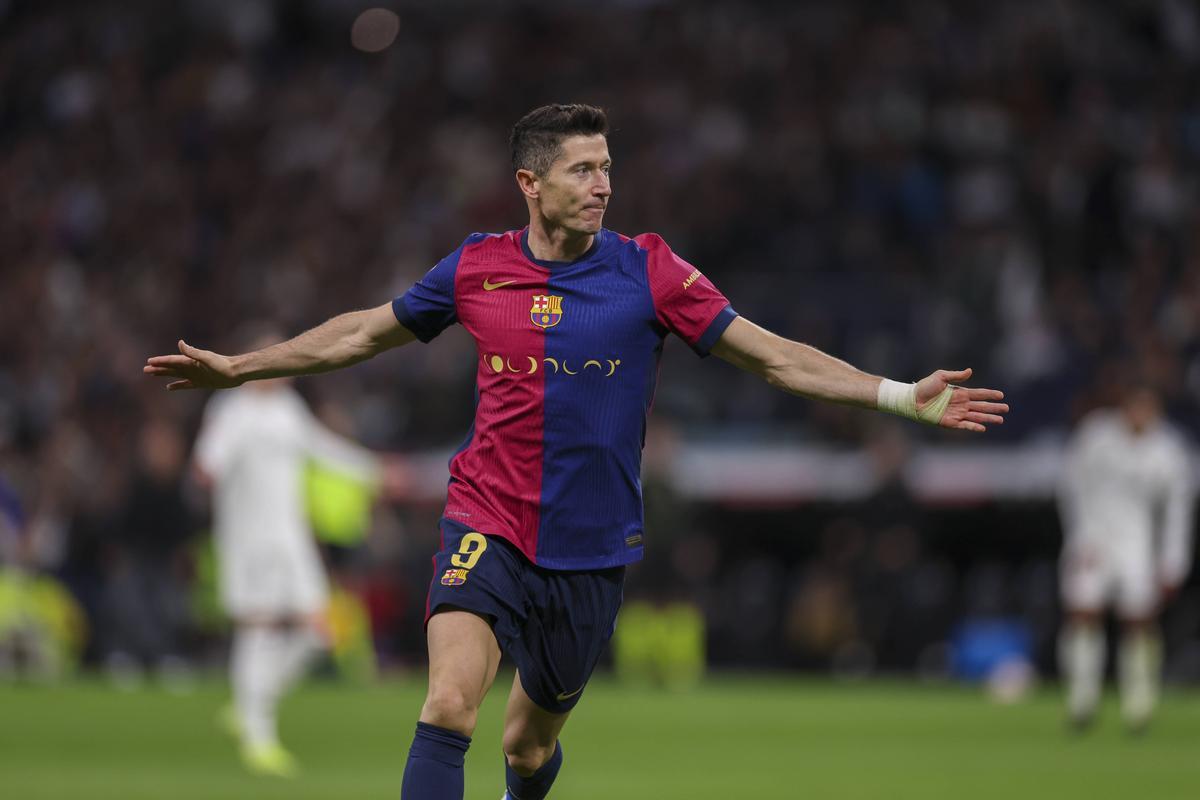 Robert Lewandowski celebrando su gol en el Clásico.