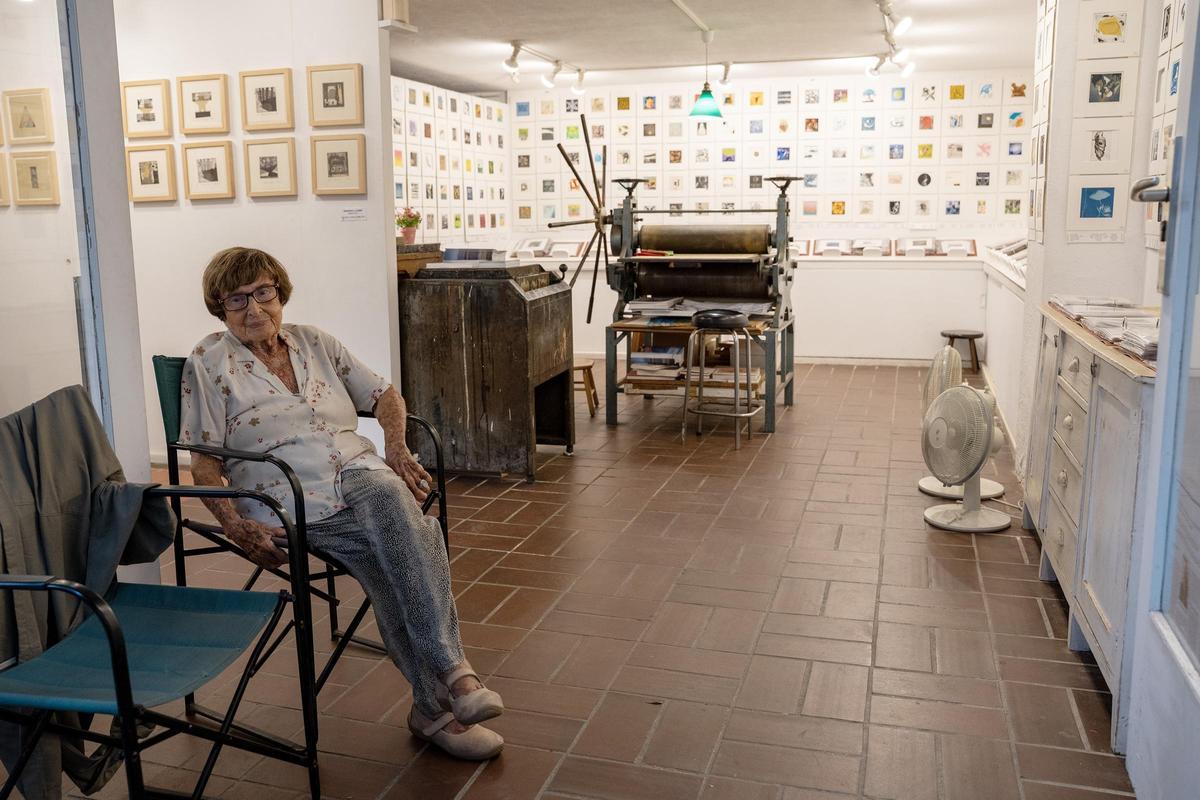 Mercè Barberà al taller-galeria Fort de Cadaqués envoltada de tots els gravats participants al concurs Mini Print 2026.