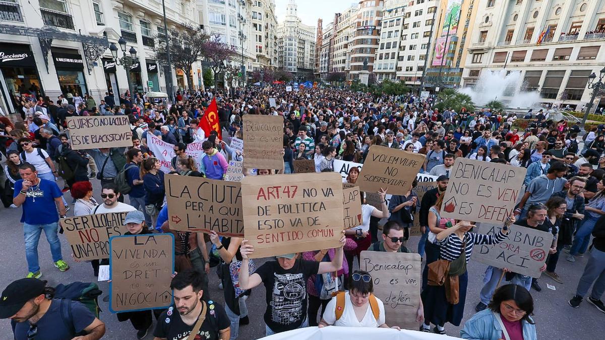 La protesta por el acceso a una vivienda digna en València, en imágenes