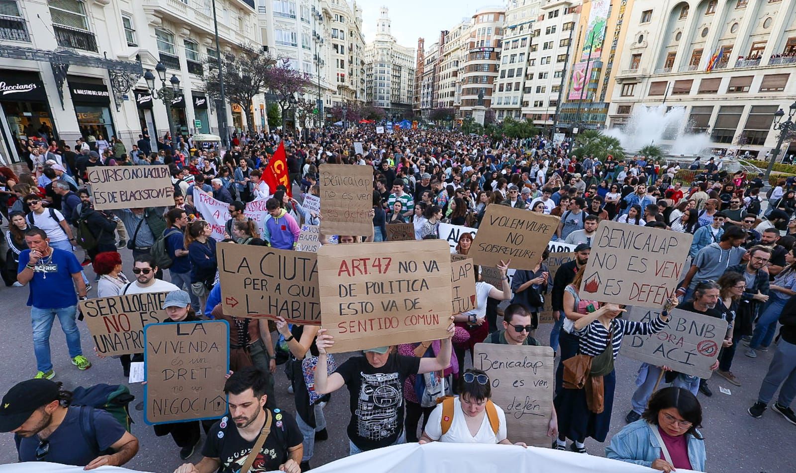 La protesta por el acceso a una vivienda digna en València, en imágenes