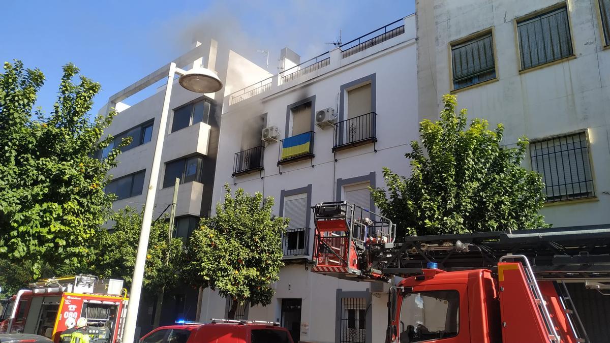 Bomberos actúan en el incendio de la calle Escañuela.