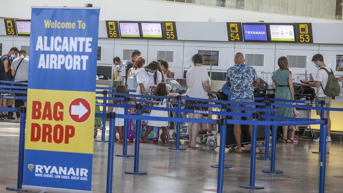 Turisti britannici che effettuano il check-in questa settimana all'aeroporto di Alicante-Elche