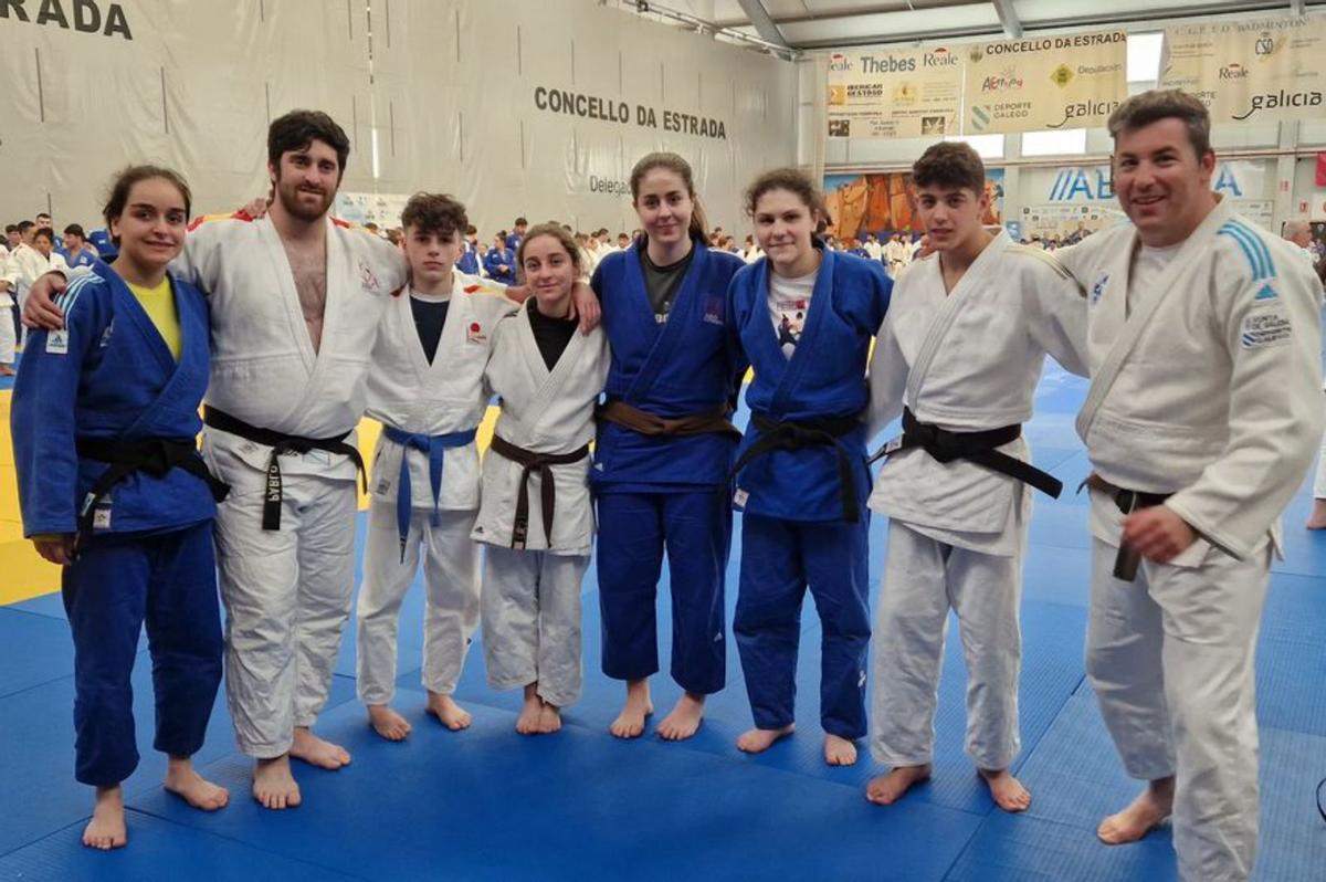 Judokas del Compostela Judo Club en la concentración de A Estrada