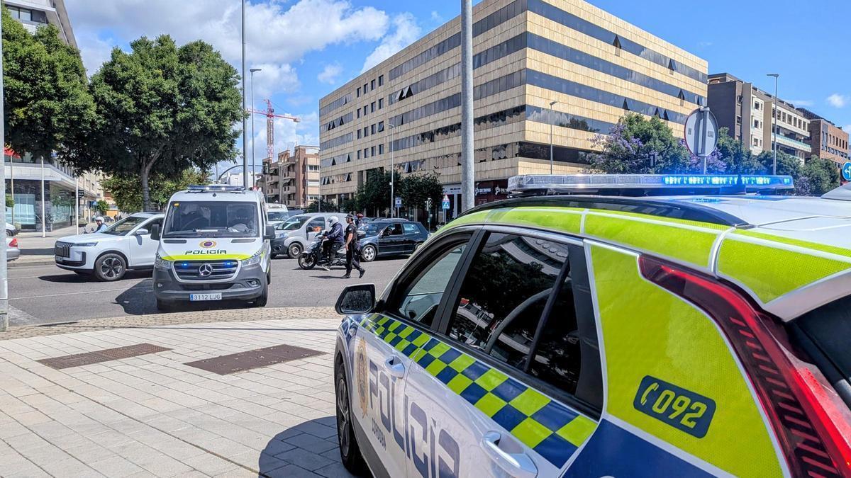 Vehículos de la Policía Local en la zona del percance.