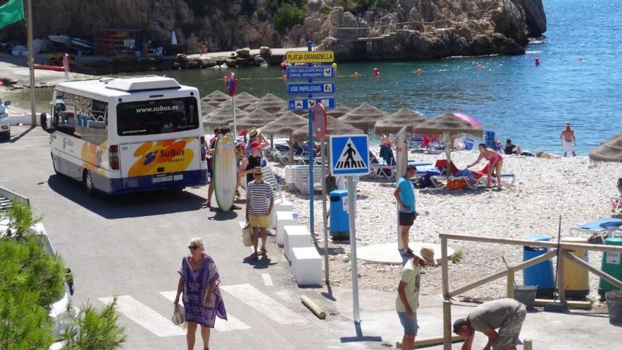 Primer día de restricción al acceso a la cala Granadella