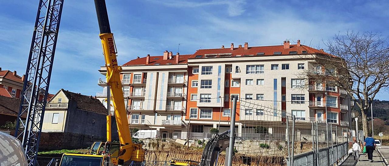 Obras, ayer, para el edificio de viviendas que se levanta en el ámbito de Sisalde. |   // SANTOS ÁLVAREZ