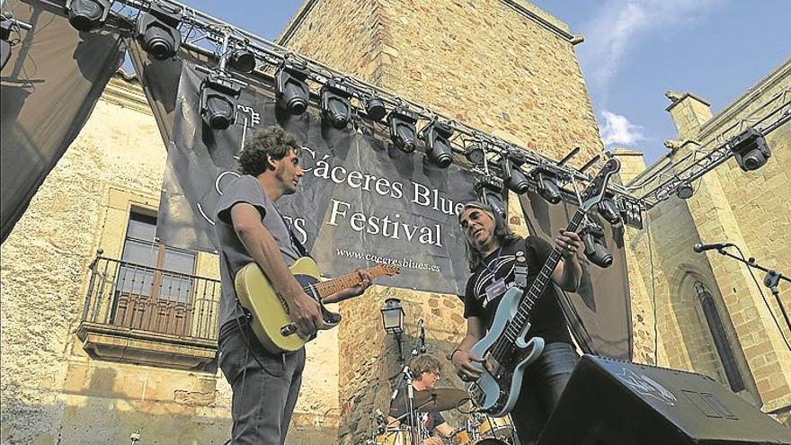 Los amigos del blues soplan velas