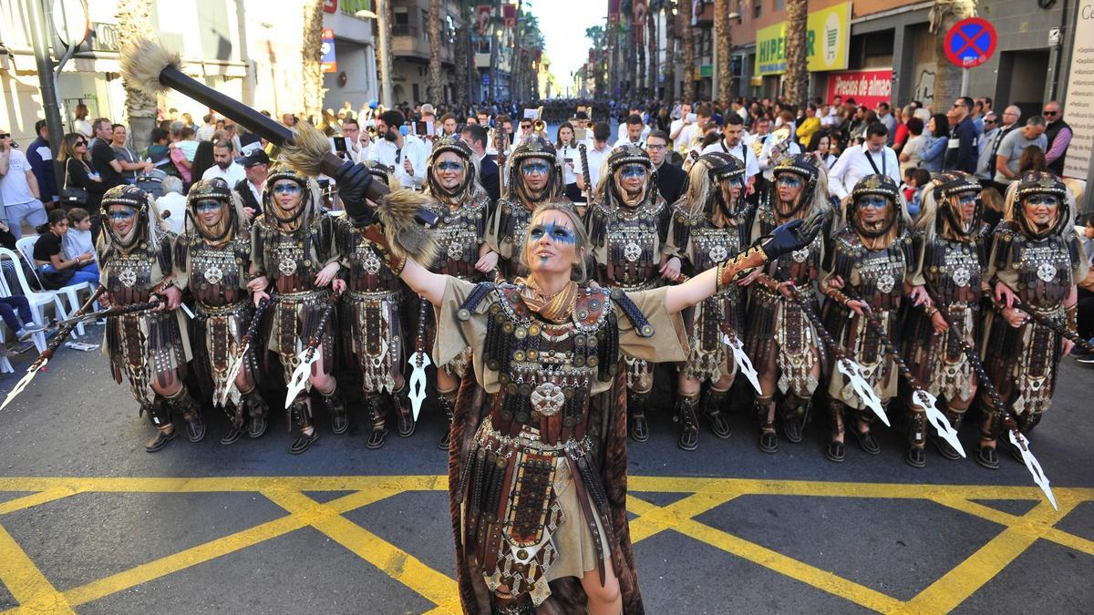 Los Moros y Cristianos son una fiesta característica por su color y espectacularidad.