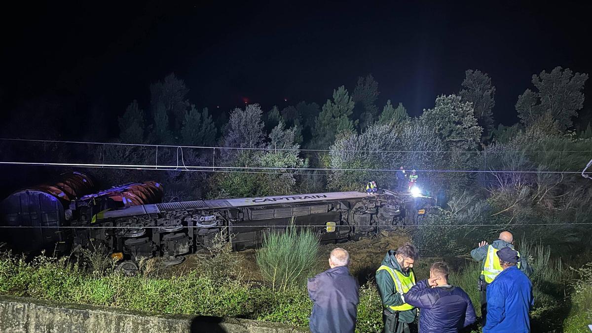 Descarrila un tren que transportaba bobinas de cobre en As Neves