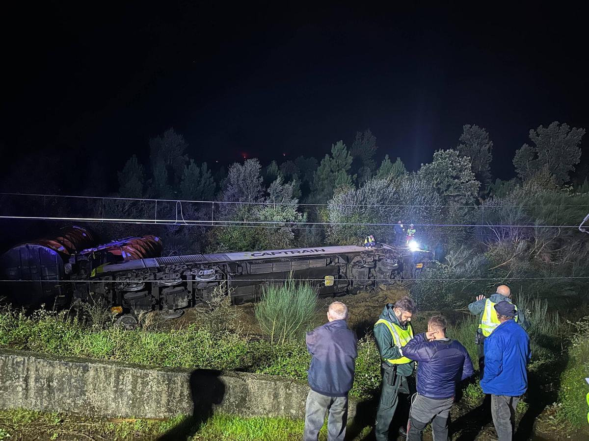 Descarrila un tren que transportaba bobinas de cobre en As Neves