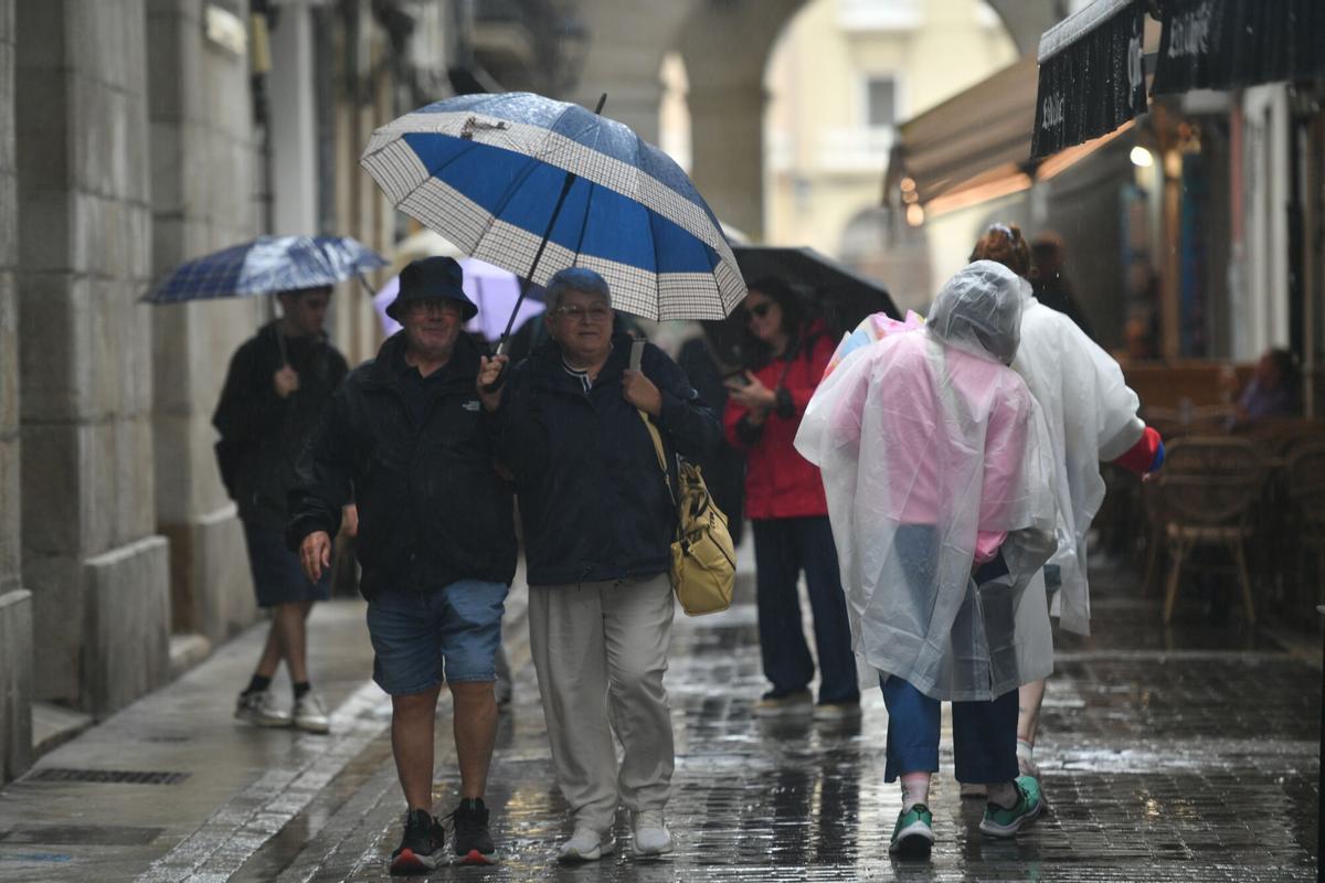 Calles mojadas y paraguas este miércoles de alerta naranja por lluvias en A Coruña. Calles mojadas y paraguas este miércoles de alerta naranja por lluvias en A Coruña.