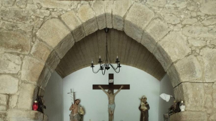 Imagen del altar de la capilla sin el retablo de estilo barroco.